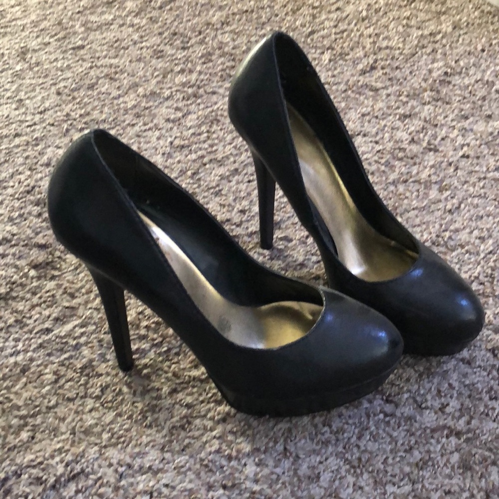 Black pumps